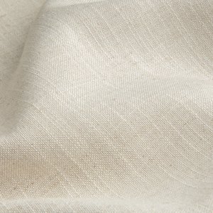 Zandkleurige vouwgordijnen uit de Elegance collectie, model JC2551 Okika, slijt en kleur vaste stof met semi licht doorlatende eigenschap.