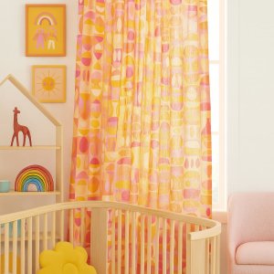 Sfeerfoto van kleurrijke kinderkamer met gordijnen met abstracte blokken