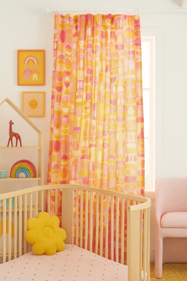 Sfeerfoto van kleurrijke kinderkamer met gordijnen met abstracte blokken