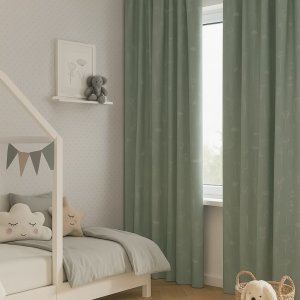 Sfeerfoto van kinderkamer met groene bloemen gordijnen, vrolijke bloemen print van blossom flora groen