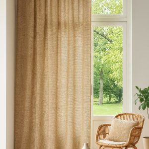 Sfeervolle interieursetting met crème inbetween gordijnen, lichtdoorlatend linnenlook met metallic glans en creme kleurige draad in met een enkele plooi