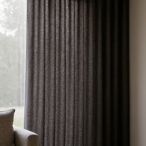 Donkerblauwe linnen-lurex gordijnen, nagebootst opgehangen in een modern interieur met diepe kleuren en subtiele glans.