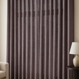 Paarse linnen-lurex gordijnen, in een wave plooi nagebootst in een sfeervol interieur met warme accenten en subtiele glans.