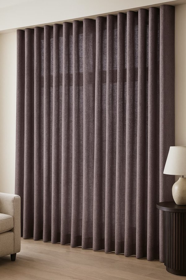 Paarse linnen-lurex gordijnen, in een wave plooi nagebootst in een sfeervol interieur met warme accenten en subtiele glans.