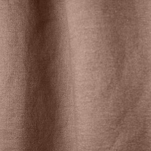 Close-up van roze gordijnstof met linnen en lurex, uit de collectie van Okika, met verfijnde weving en glinsterend effect.
