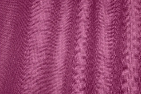 Sfeerfoto van het aubergine kleurig gordijn REY2566 uit de Saphira Light collectie van Okika, in de plooi met luchtige stof en lichte valling.
