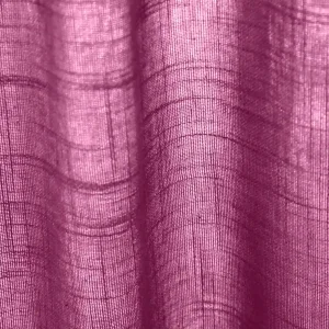 Structuurfoto van het aubergine kleurige gordijn REY2566 uit de Saphira Light collectie van Okika, in het licht met zichtbare weving en lichtdoorlatende stof.
