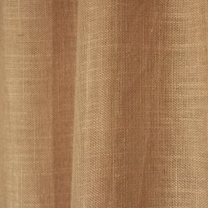 Sfeerfoto van de beige inbetween gordijnen met linnen look uit de Saphira Light collectie van Okika, natuurlijk hangend en zacht licht doorlatend voor een warme, rustige sfeer.