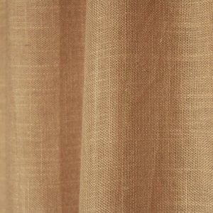 Stofdetails van de beige inbetween gordijnen met linnen look uit de Saphira Light collectie van Okika, met zicht op de luchtige structuur en subtiele vezels.