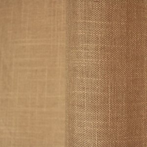 Stofpatroon van de beige inbetween gordijnen met linnen look uit de Saphira Light collectie van Okika, recht geplooid met zicht op de natuurlijke weving en zachte valling.
