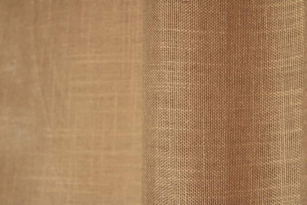 Stofpatroon van de beige inbetween gordijnen met linnen look uit de Saphira Light collectie van Okika, recht geplooid met zicht op de natuurlijke weving en zachte valling.