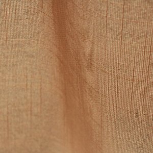 Stofstructuur van de beige inbetween gordijnen met linnen look uit de Saphira Light collectie van Okika, lichtdoorlatend met zichtbare natuurlijke vezelstructuur.