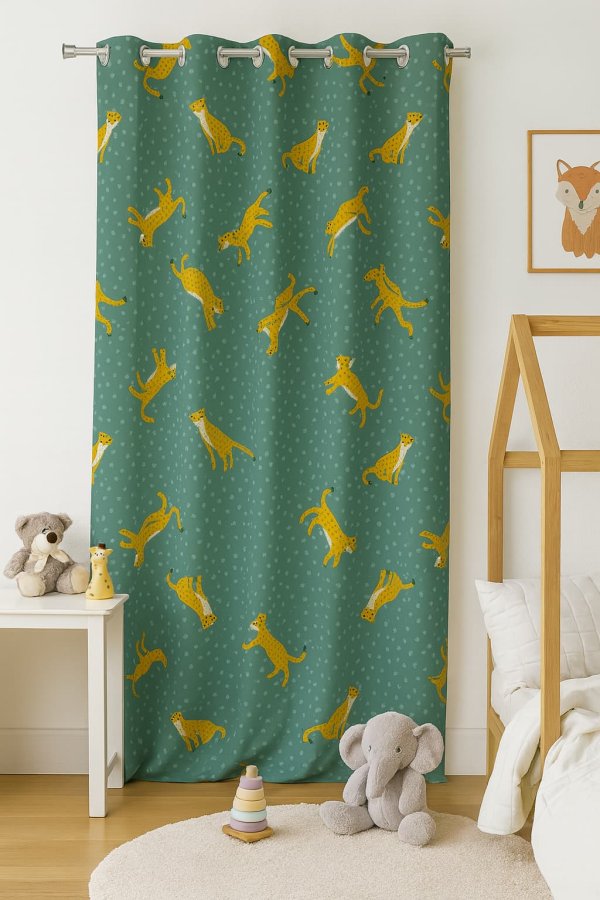 Groene kindergordijnen met cheetahprint in een speelse jungle-achtige kinderkamer