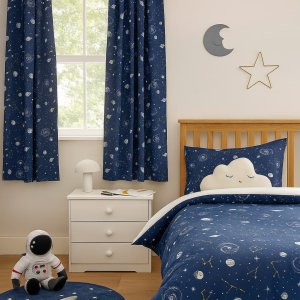 Sfeerfoto van glow in the dark planeten gordijnen voor stoere jongens kamer