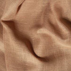 Gedraaid stofpatroon van de honingkleurige inbetween gordijnen met linnen look uit de Saphira Light collectie van Okika, met zicht op de natuurlijke weving en warme textuur.
