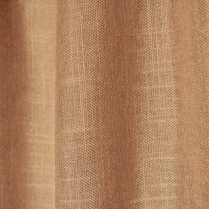 Sfeerfoto van de honingkleurige inbetween gordijnen met linnen look uit de Saphira Light collectie van Okika, natuurlijk hangend en zacht licht filterend voor een warme, rustige sfeer.