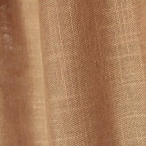 Stofdetails van de honingkleurige inbetween gordijnen met linnen look uit de Saphira Light collectie van Okika, met zicht op de luchtige structuur en warme uitstraling.