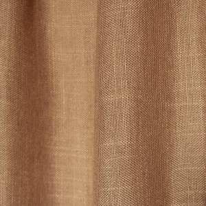 Gedraaid stofpatroon van de honingkleurige inbetween gordijnen met linnen look uit de Saphira Light collectie van Okika, met zicht op de warme kleur en natuurlijke weving.
