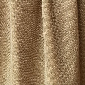 sfeer foto Beige inbetween gordijnen Linea in natuurlijke lichtinval en met grof geweven structuur voor subtiele inkijkbescherming.