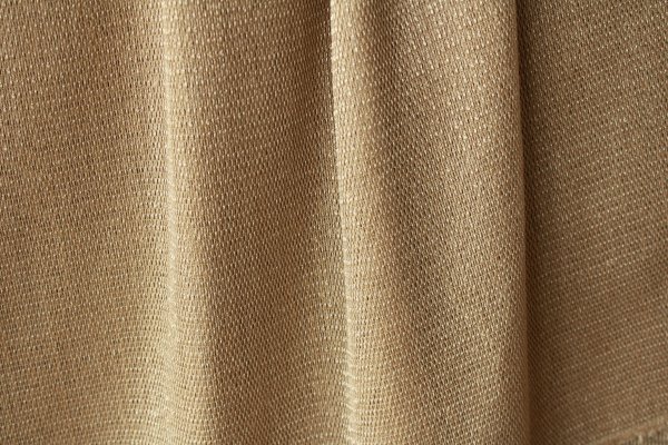 sfeer foto Beige inbetween gordijnen Linea in natuurlijke lichtinval en met grof geweven structuur voor subtiele inkijkbescherming.