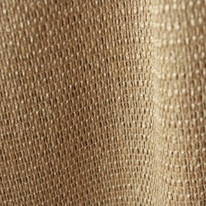 Grove geweven stof van het beige inbetween gordijn Linea met zichtbare garenstructuur in daglicht.