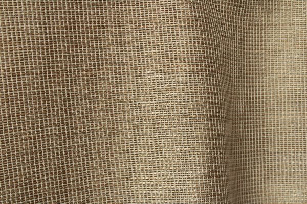 Crème inbetween gordijn Linea collectie met grof geweven structuur en divers garen voor een luxe effect in de stof.