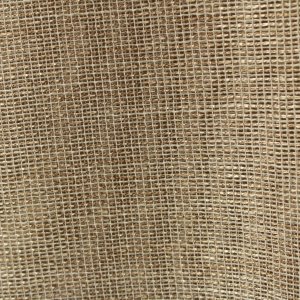 Close-up van het crème inbetween gordijn Linea met breed strofpatroon en zichtbare garen van diverse kleuren