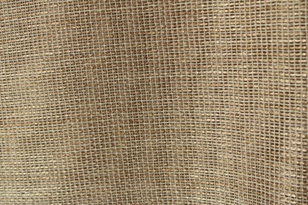 Close-up van het crème inbetween gordijn Linea met breed strofpatroon en zichtbare garen van diverse kleuren