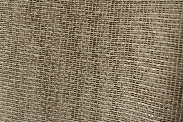 Close up van stof patroon van het ivoorkleurige inbetween gordijn Linea met grove structuur en zichtbare garen