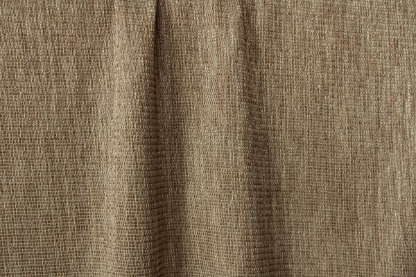 Sfeerfoto van inbetween gordijnen Linea in taupe, met grove weving, inbetweeen gordijnen taupe op maat