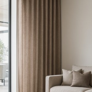Roze gordijnen met linnen en lurex, in een wave plooi opgehangen in een sfeervolle woonruimte met natuurlijke lichtinval.