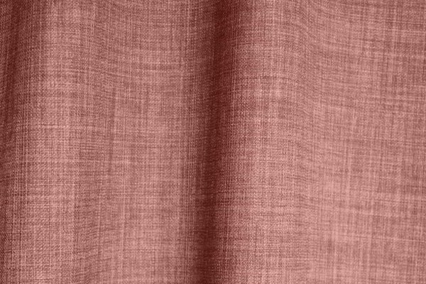 Detailfoto van de stof van mauve gordijnen uit de Florain collectie (JC2531) van Okika, kleur vast stof, mauve gordijnen op maat met semi lichtdoorlatende eigenschap