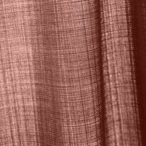 Detailfoto van de stofstructuur van mauve gordijnen uit de Florain collectie (JC2531) van Okika, met een subtiele weving die zorgt voor een luxe en serene uitstraling.