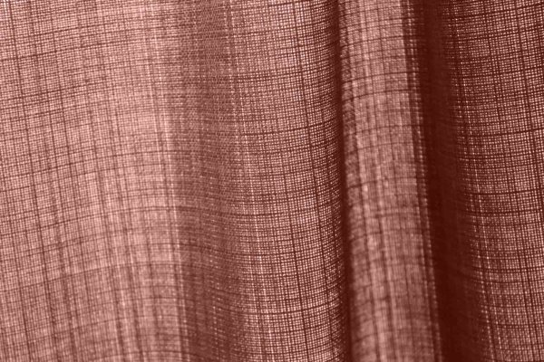 Detailfoto van de stofstructuur van mauve gordijnen uit de Florain collectie (JC2531) van Okika, met een subtiele weving die zorgt voor een luxe en serene uitstraling.