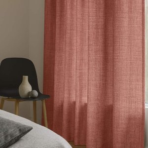 Sfeerimpressie van mauvekleurige gordijnen uit de Florain collectie in een sfeervolle slaapkamer.