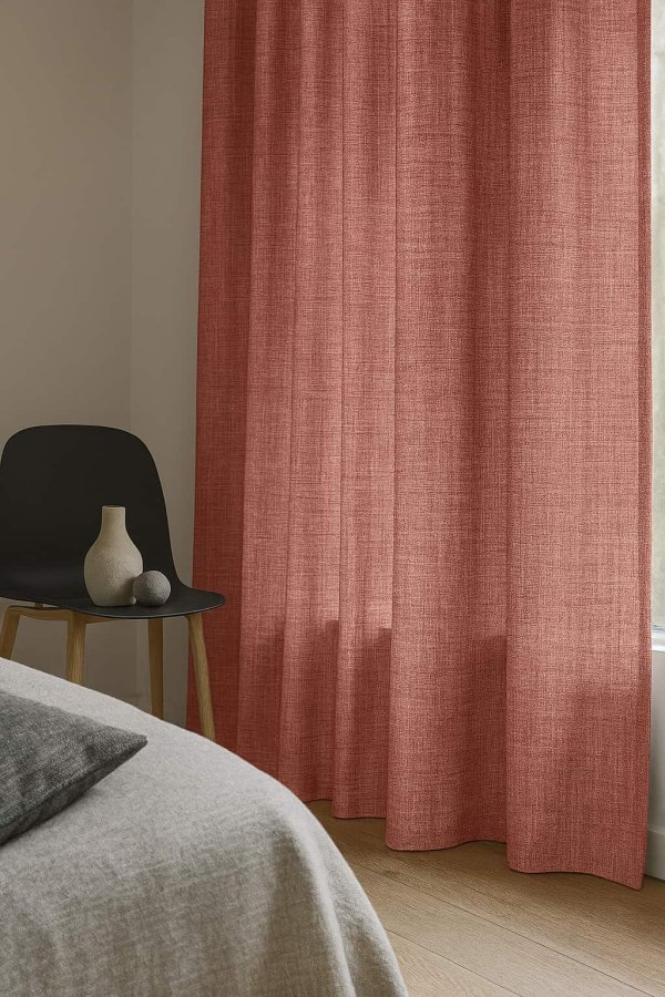 Sfeerimpressie van mauvekleurige gordijnen uit de Florain collectie in een sfeervolle slaapkamer.