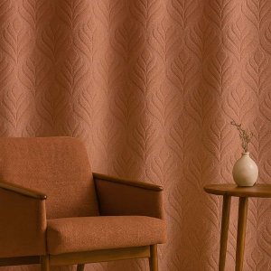 Sfeerfoto van roze retro gordijnen met vintage bloem patroon in een interieur setting