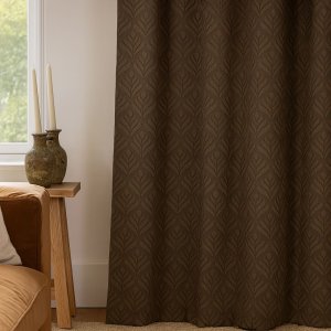 Sfeerfoto van retro gordijnen met taupe bloempatroon in een interieursetting