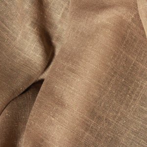 Gedraaid stofpatroon van de soft taupe inbetween gordijnen met linnen look uit de Saphira Light collectie van Okika, met zicht op de fijne weving en natuurlijke textuur.