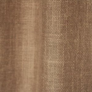 Stofdetails van de soft taupe inbetween gordijnen met linnen look uit de Saphira Light collectie van Okika, met zicht op de zachte structuur en luchtige weving.