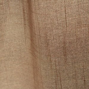 Stofstructuur van de soft taupe inbetween gordijnen met linnen look uit de Saphira Light collectie van Okika, lichtdoorlatend met subtiele natuurlijke vezelstructuur.