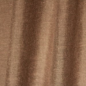 Sfeerfoto van taupekleurige inbetween gordijnen met linnen look uit de Saphira Light collectie van Okika, elegant hangend en lichtdoorlatend met een tijdloze uitstraling.