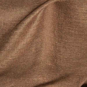 Gedraaid stofpatroon van de taupe kleurige inbetween gordijnen met linnen look uit de Saphira Light collectie van Okika, met zicht op de natuurlijke weving en zachte textuur.