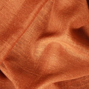 Gedraaid stofpatroon van terra inbetween gordijnen met linnen look uit de Saphira Light collectie van Okika, met zicht op de natuurlijke weving en warme kleurtoon.