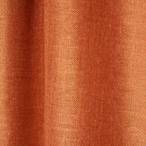 Sfeerfoto van terra inbetween gordijnen met linnen look uit de Saphira Light collectie van Okika, natuurlijk hangend en zacht licht doorlatend voor een mooi linnen effect