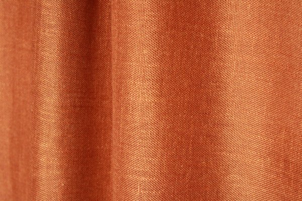 Sfeerfoto van terra inbetween gordijnen met linnen look uit de Saphira Light collectie van Okika, natuurlijk hangend en zacht licht doorlatend voor een mooi linnen effect