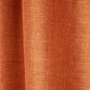 Stofdetails van terra inbetween gordijnen met linnen look uit de Saphira Light collectie van Okika, met zicht op de warme kleur en luchtige structuur