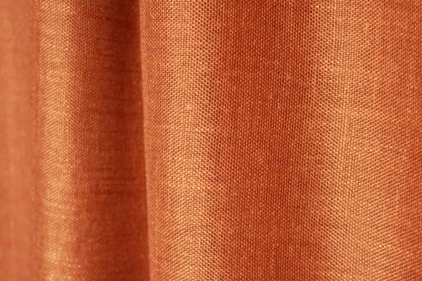 Stofdetails van terra inbetween gordijnen met linnen look uit de Saphira Light collectie van Okika, met zicht op de warme kleur en luchtige structuur