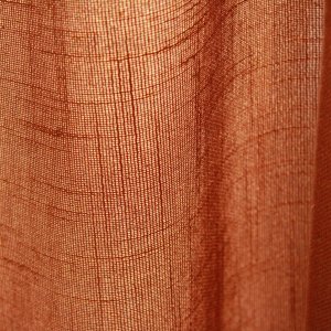 Stofstructuur van terra inbetween gordijnen met linnen look uit de Saphira Light collectie van Okika, lichtdoorlatend met zichtbare natuurlijke weving