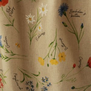 Sfeerfoto van gordijnen met bloemenveld, kleurrijk bloemen motief, Okika BB2532